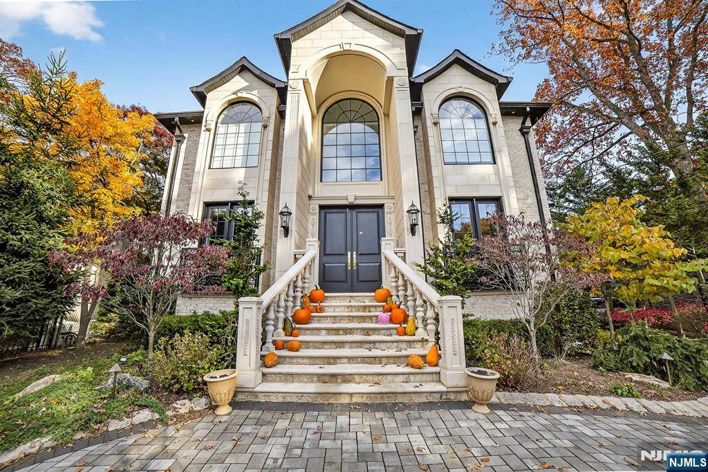 Fort Lee, NJ 07024,1096 Briar WAY