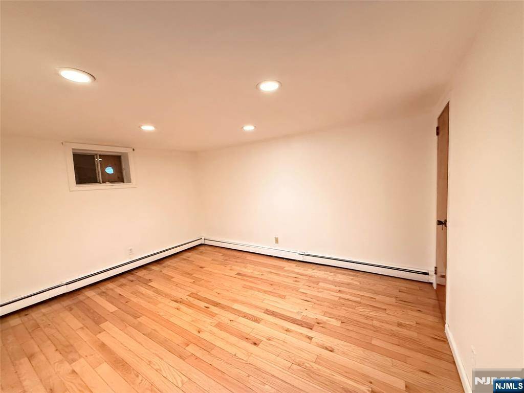 Paramus, NJ 07652,12 N Farview AVE #2