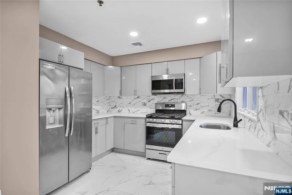 Palisades Park, NJ 07650,75 Columbia AVE #2