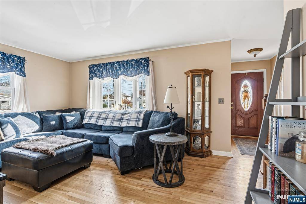 Nutley, NJ 07110,4 Wayside LN