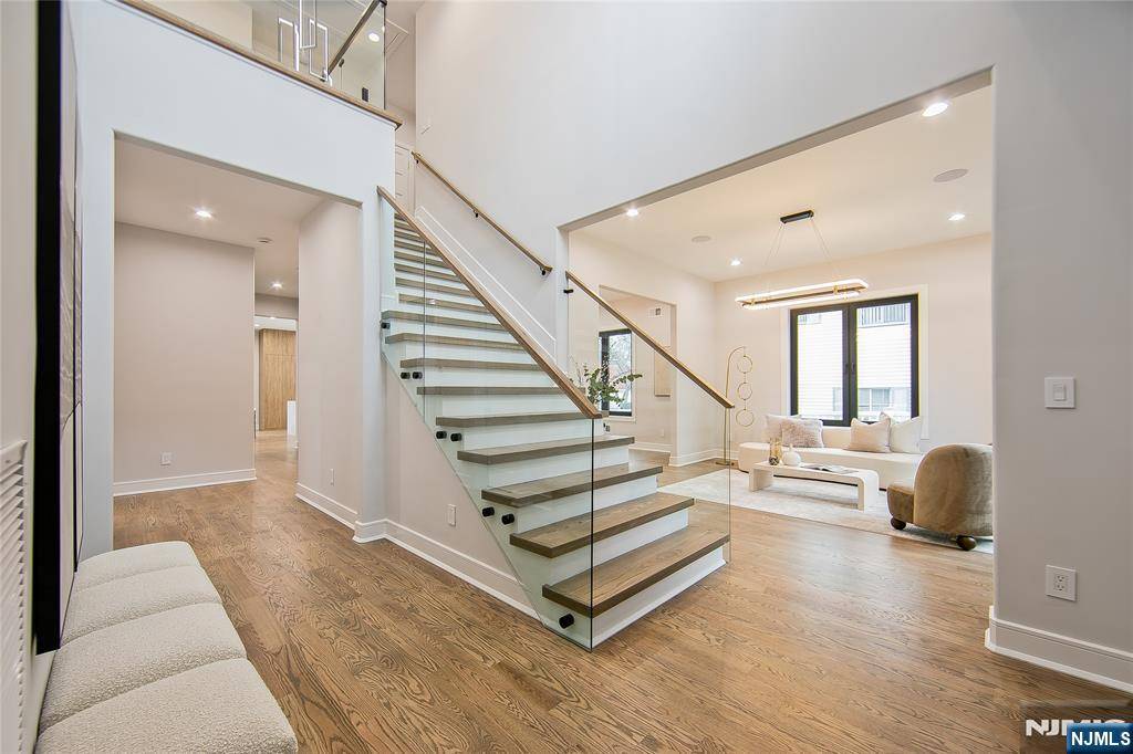 Paramus, NJ 07652,121 Circle DR