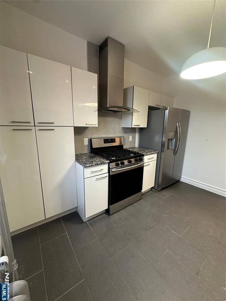 Cliffside Park, NJ 07010,244 Lawton AVE #10