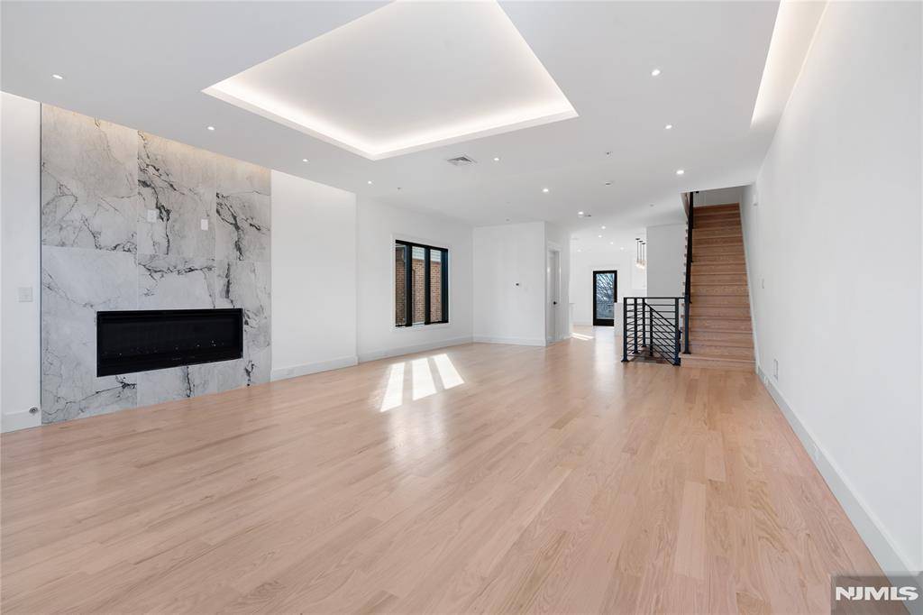 Cliffside Park, NJ 07010,460 Greenmount AVE