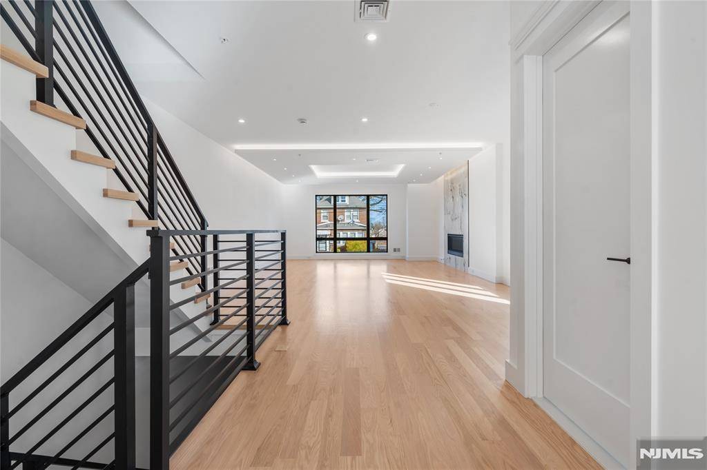 Cliffside Park, NJ 07010,460 Greenmount AVE