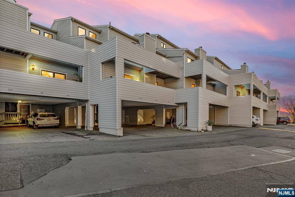 Secaucus, NJ 07094,750 Mainsail LN