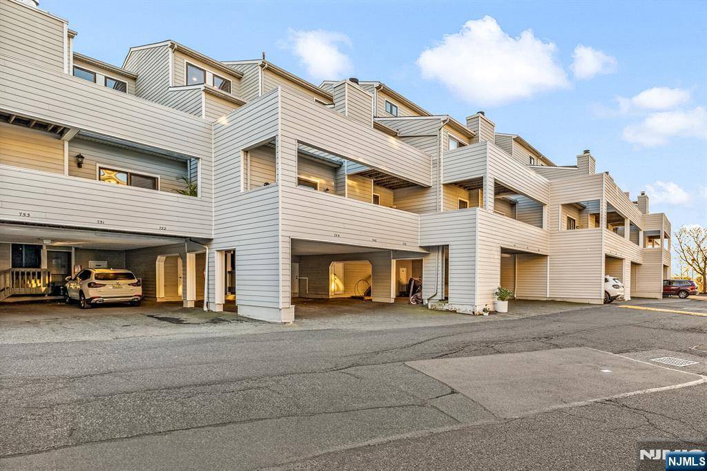 Secaucus, NJ 07094,750 Mainsail LN