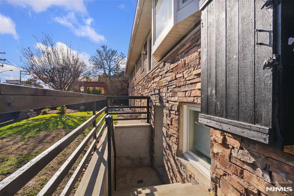 Cliffside Park, NJ 07010,202 Knox AVE #1