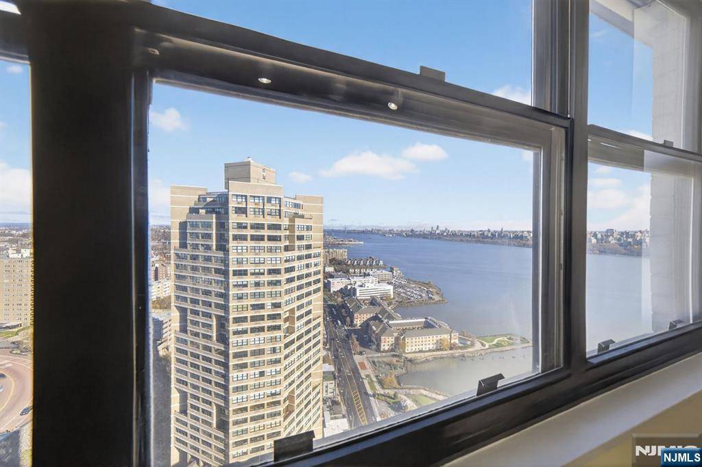 Guttenberg, NJ 07093,7002 JFK Blvd E #42B