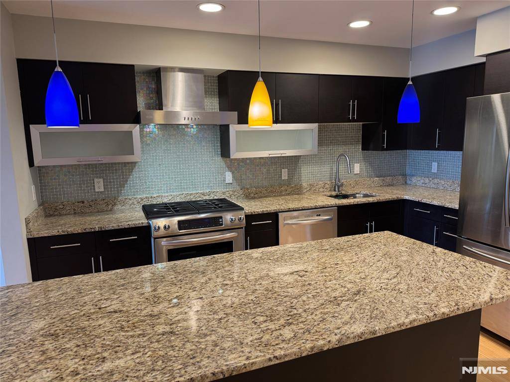 Cliffside Park, NJ 07010,310 Cliff LN #4E