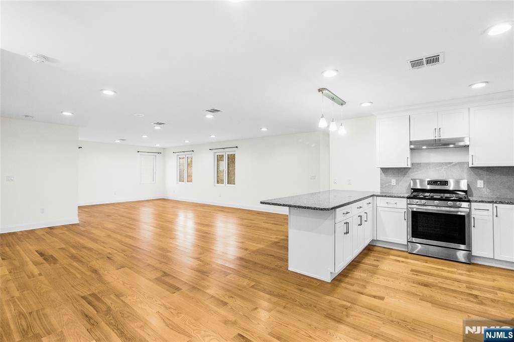 Nutley, NJ 07110,71 Saint Marys PL