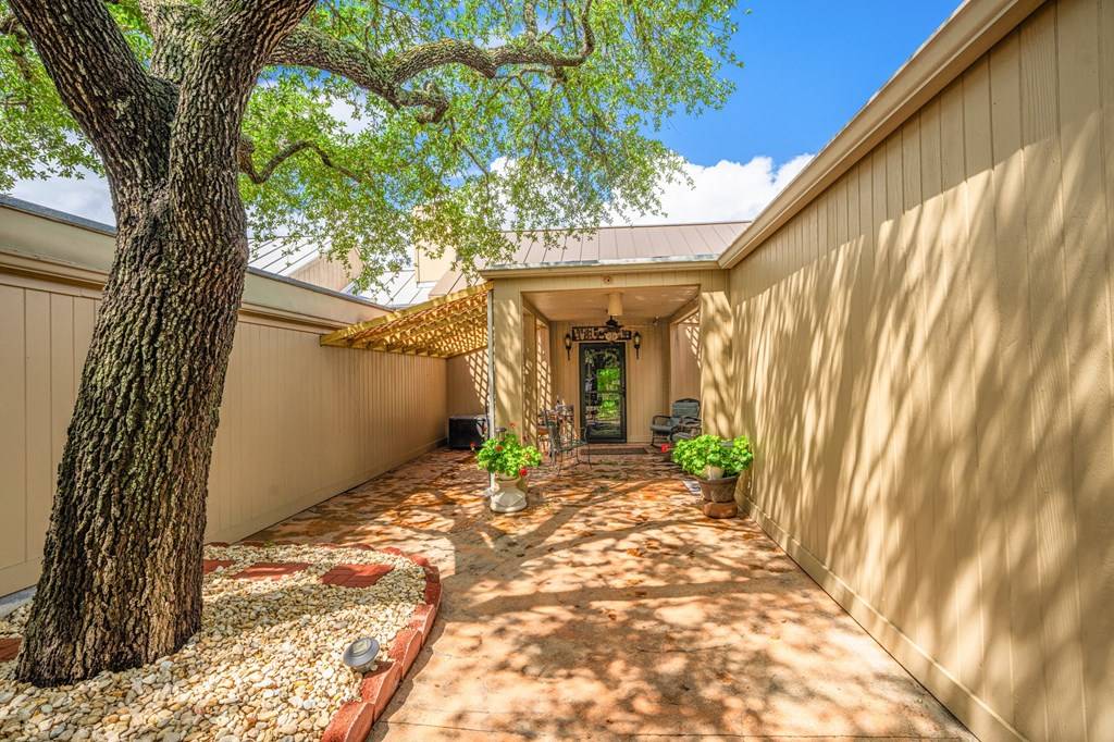 Kerrville, TX 78028,519 Fairway Dr