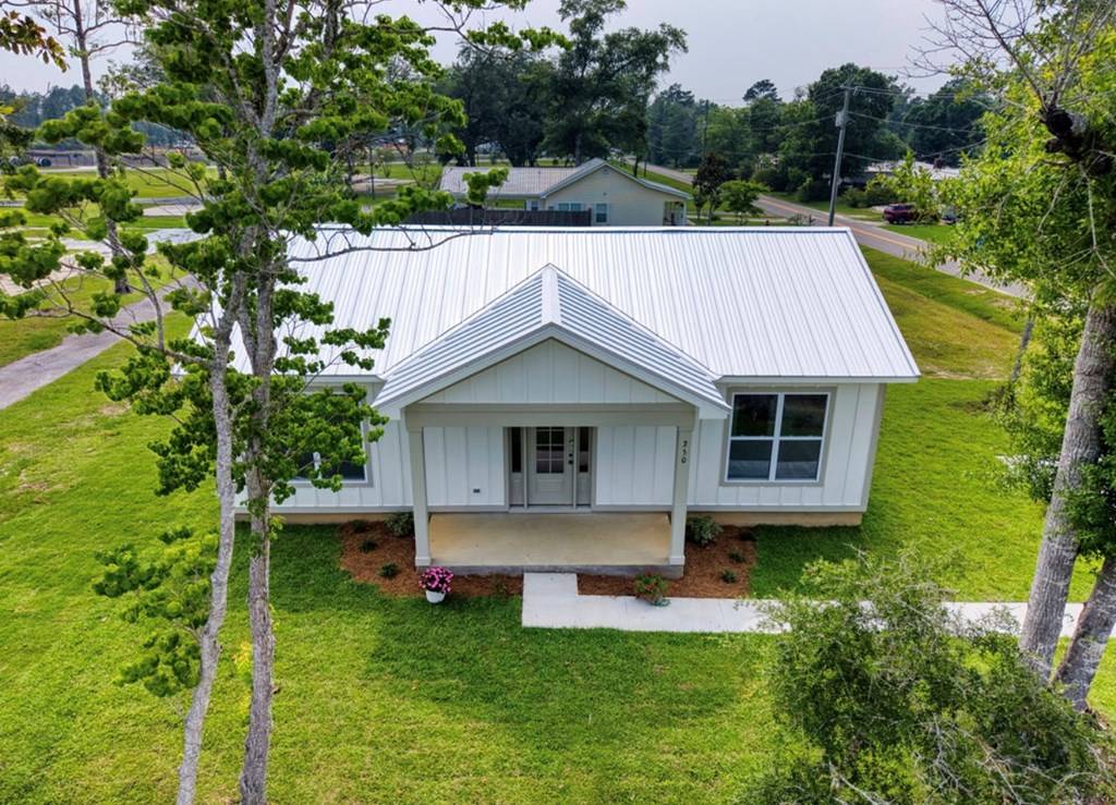 Wewahitchka, FL 32465,250 Winnie St