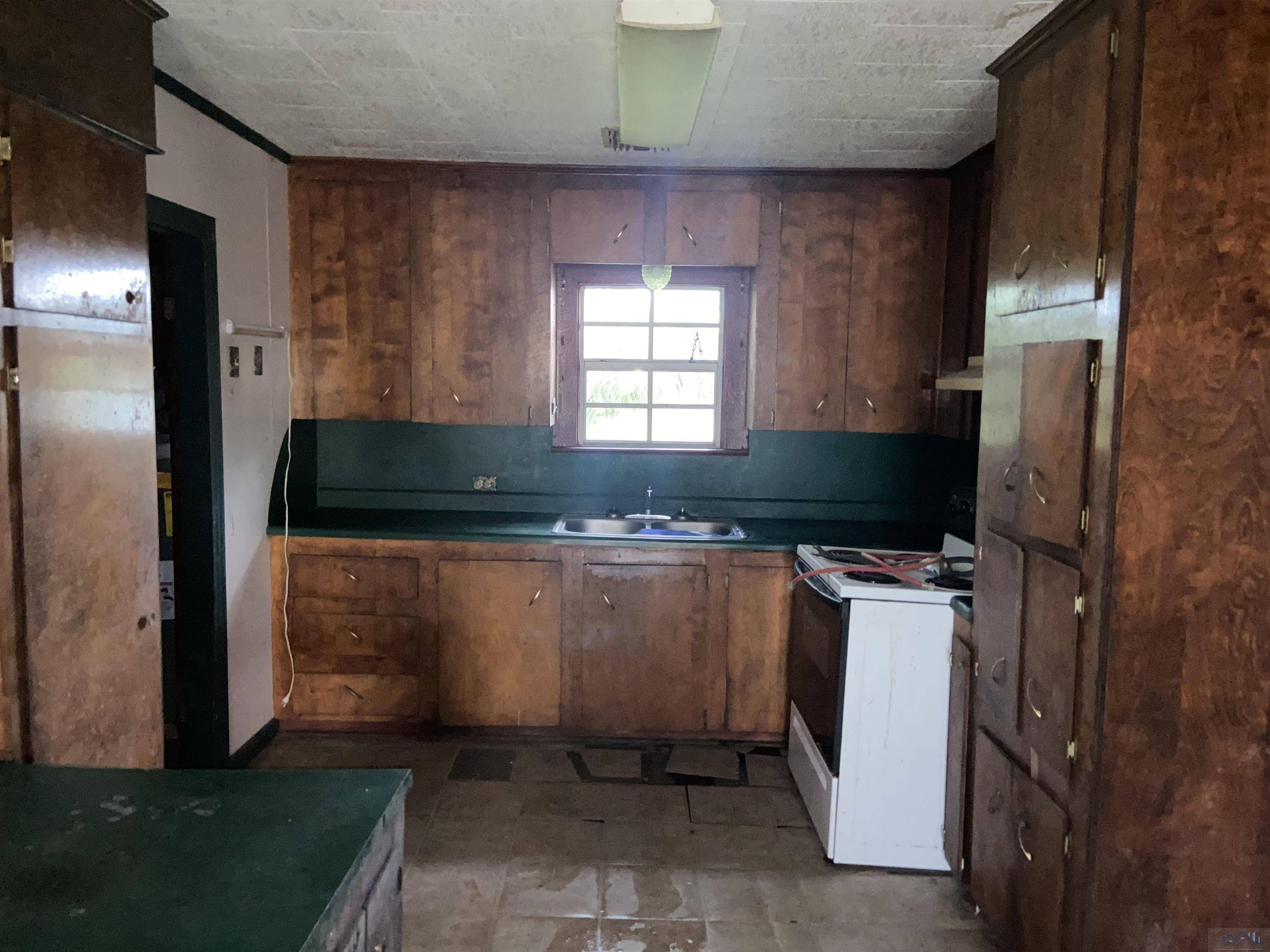 Golden Meadow, LA 70357,129 Lefort Lane