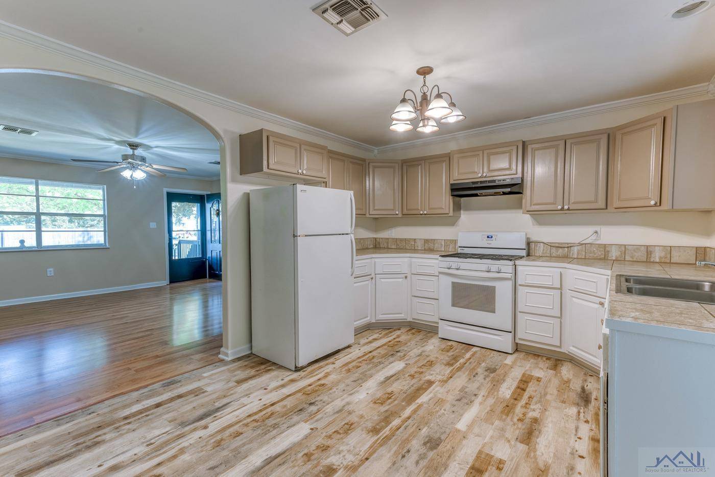 Gibson, LA 70356,613 Cypress St