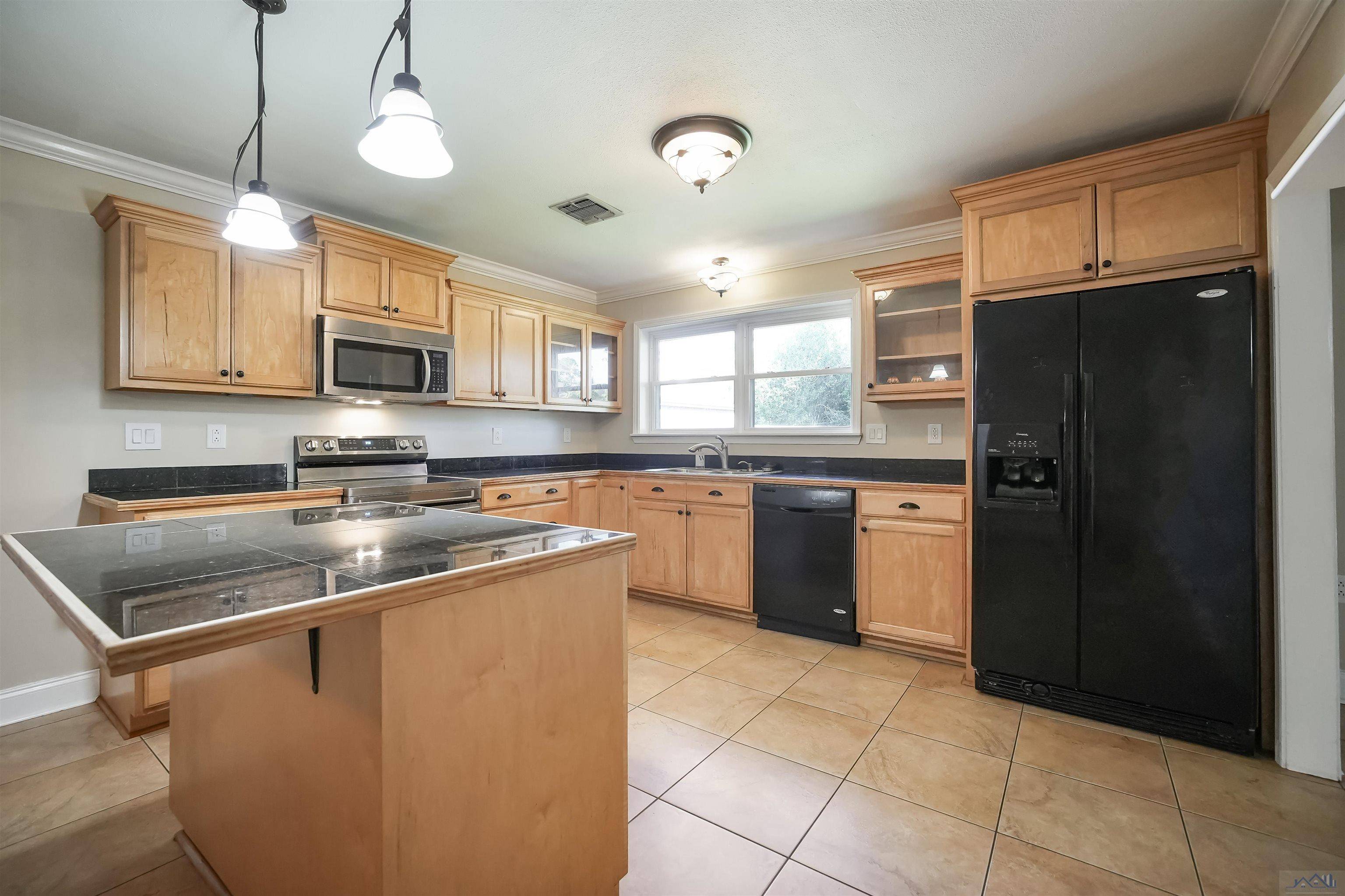 Luling, LA 70070,303 Santa Cruz