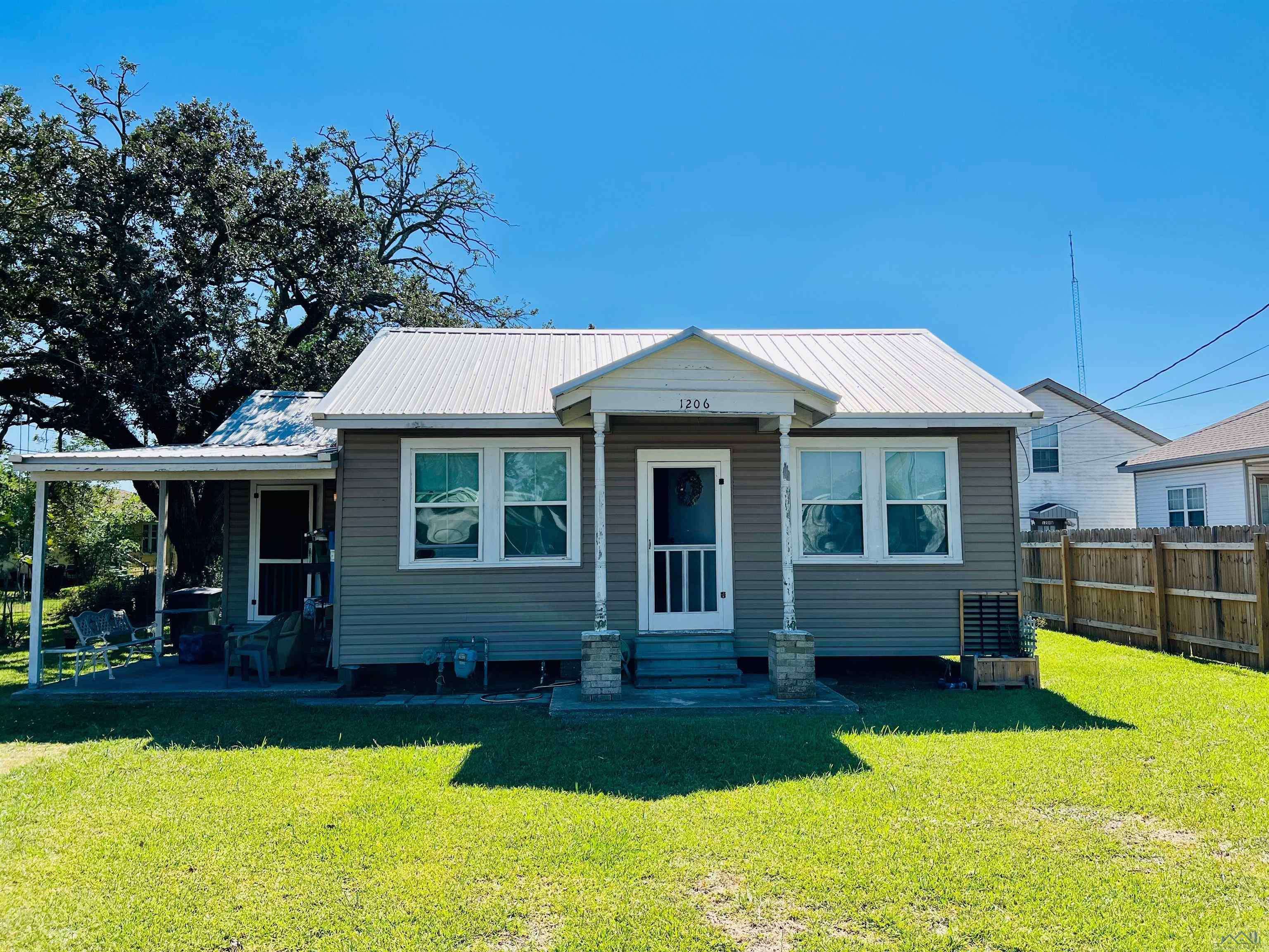 Houma, LA 70360,1206 Miles St