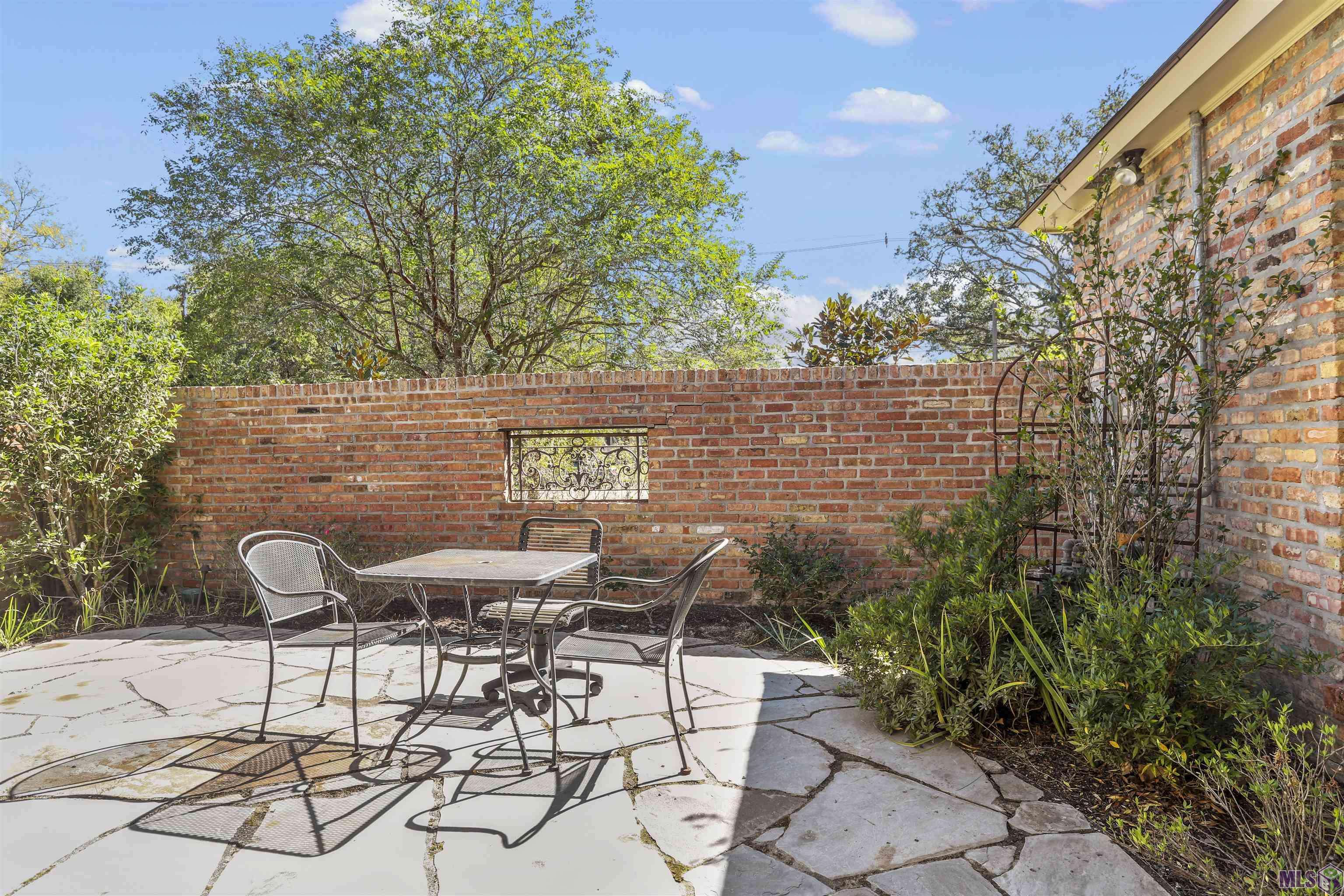 Baton Rouge, LA 70810,1047 E Lakeview Dr