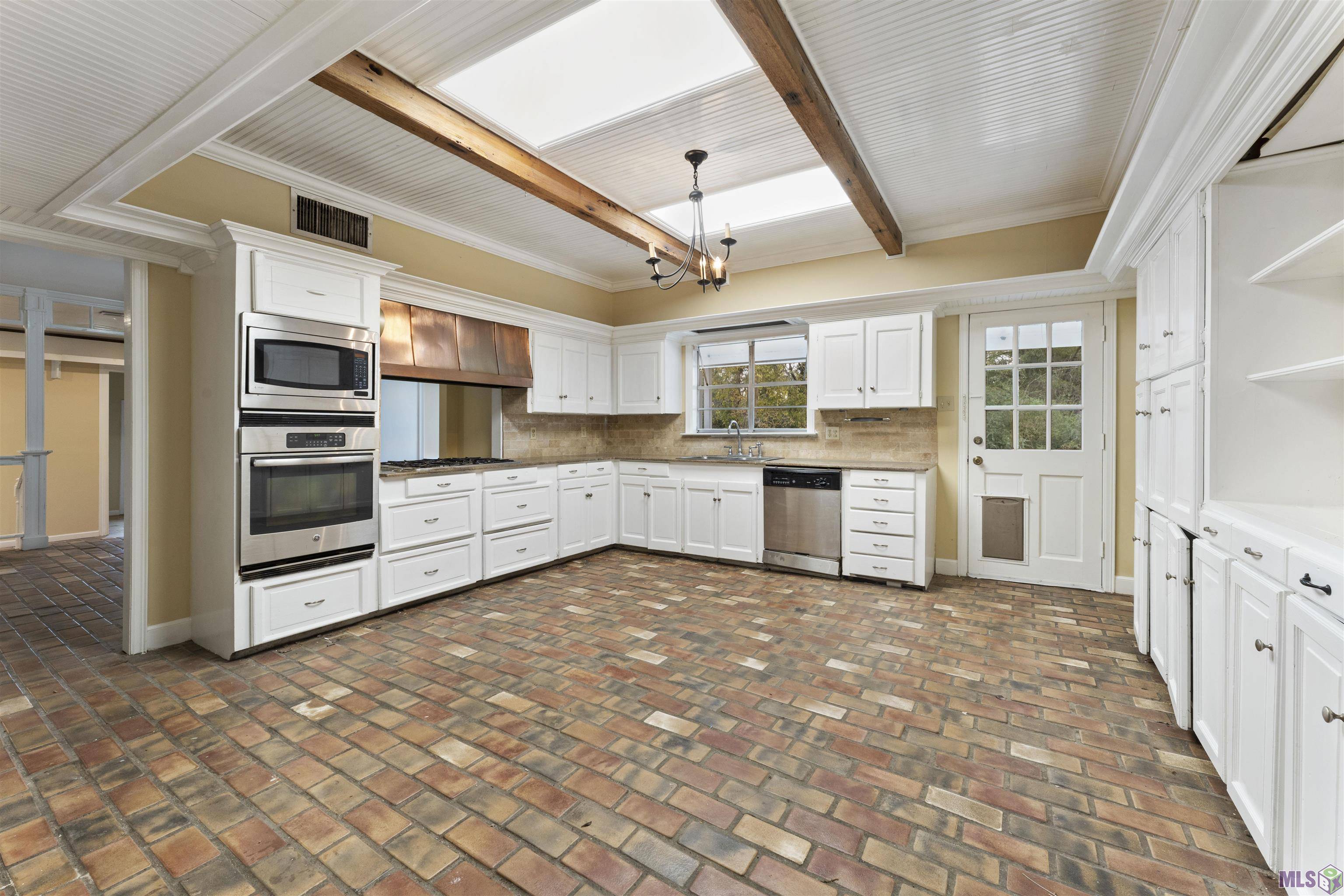 Baton Rouge, LA 70817,15816 Castle Ridge St