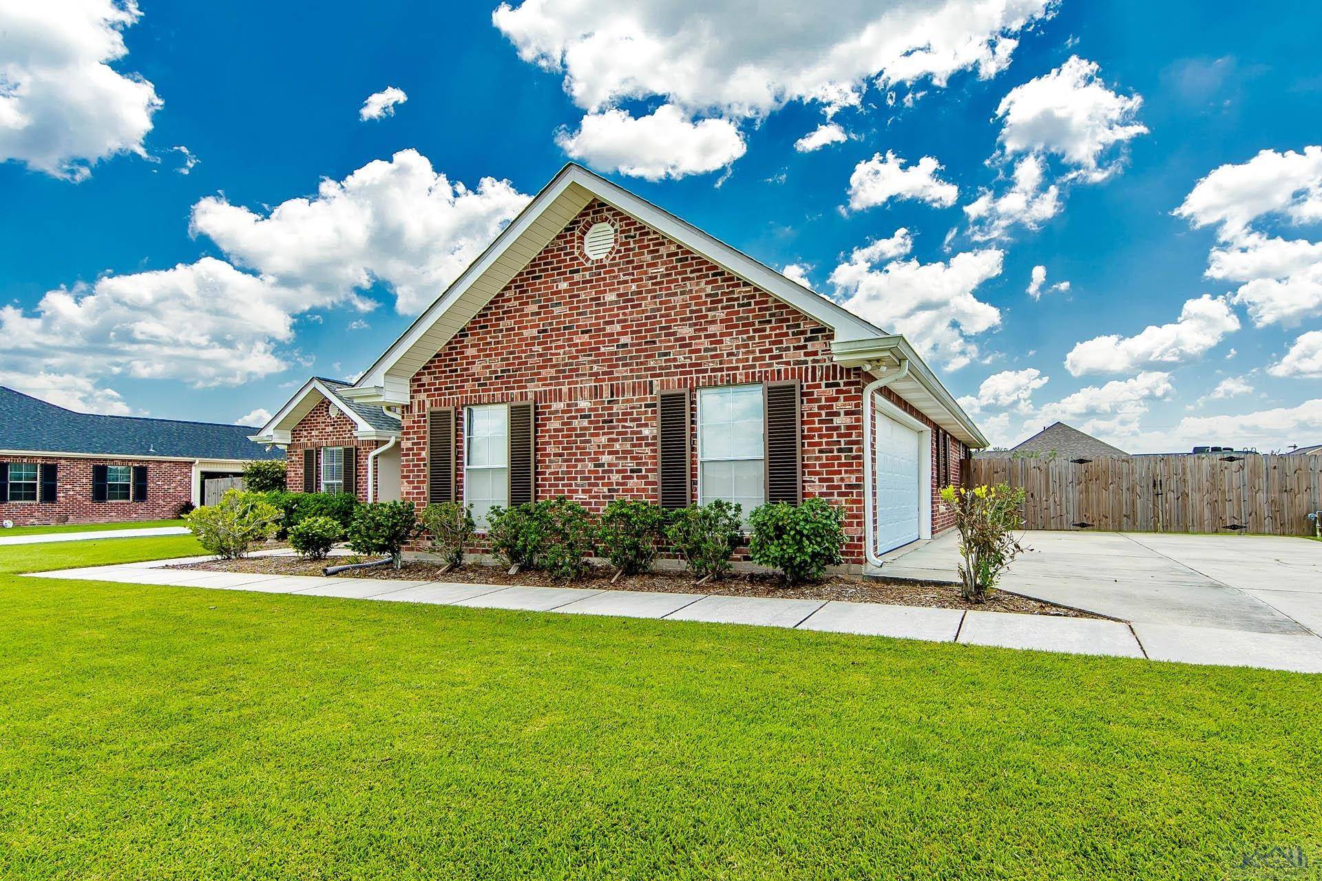 Thibodaux, LA 70301,513 Dax's Place
