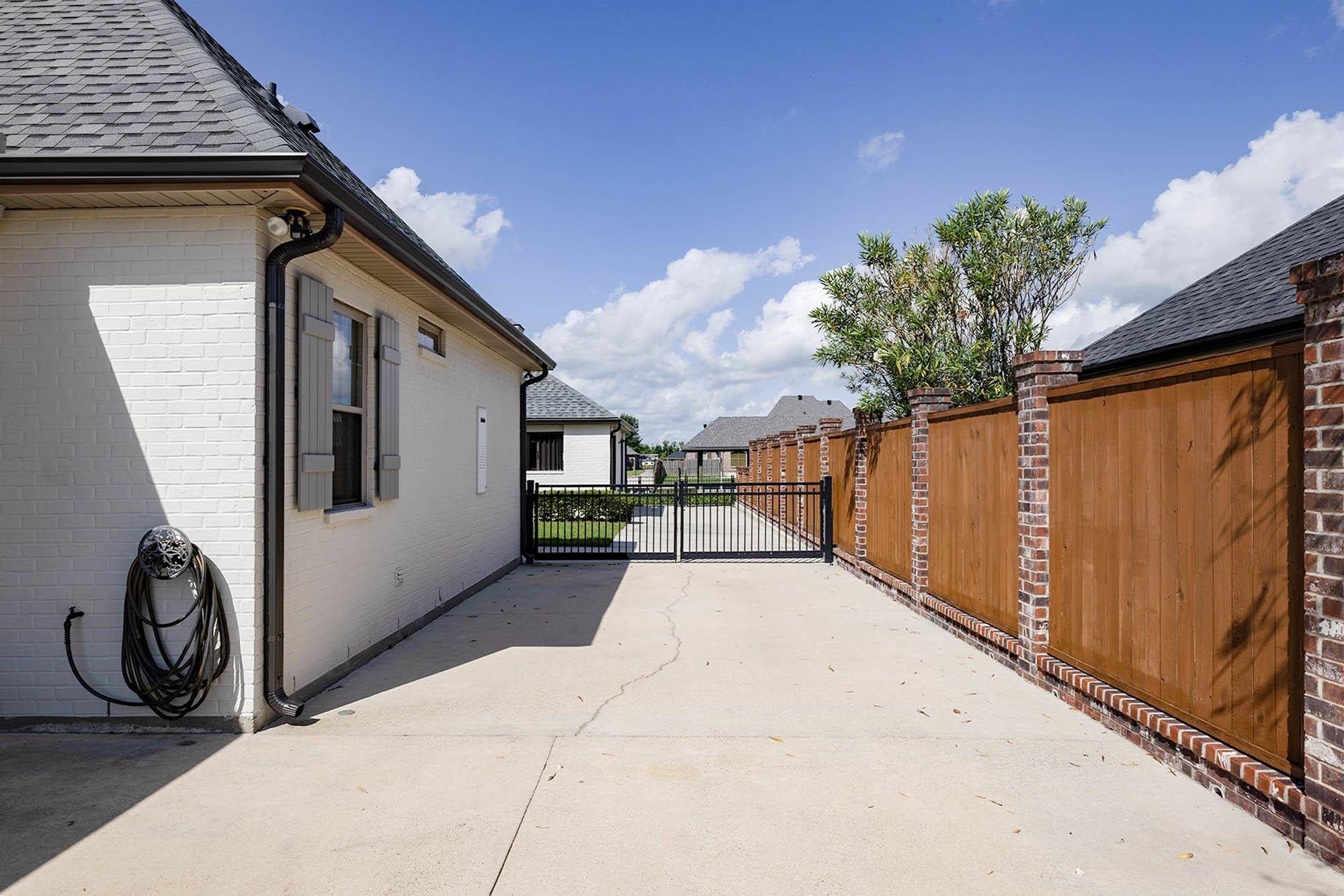 Houma, LA 70360,338 Tulip Dr