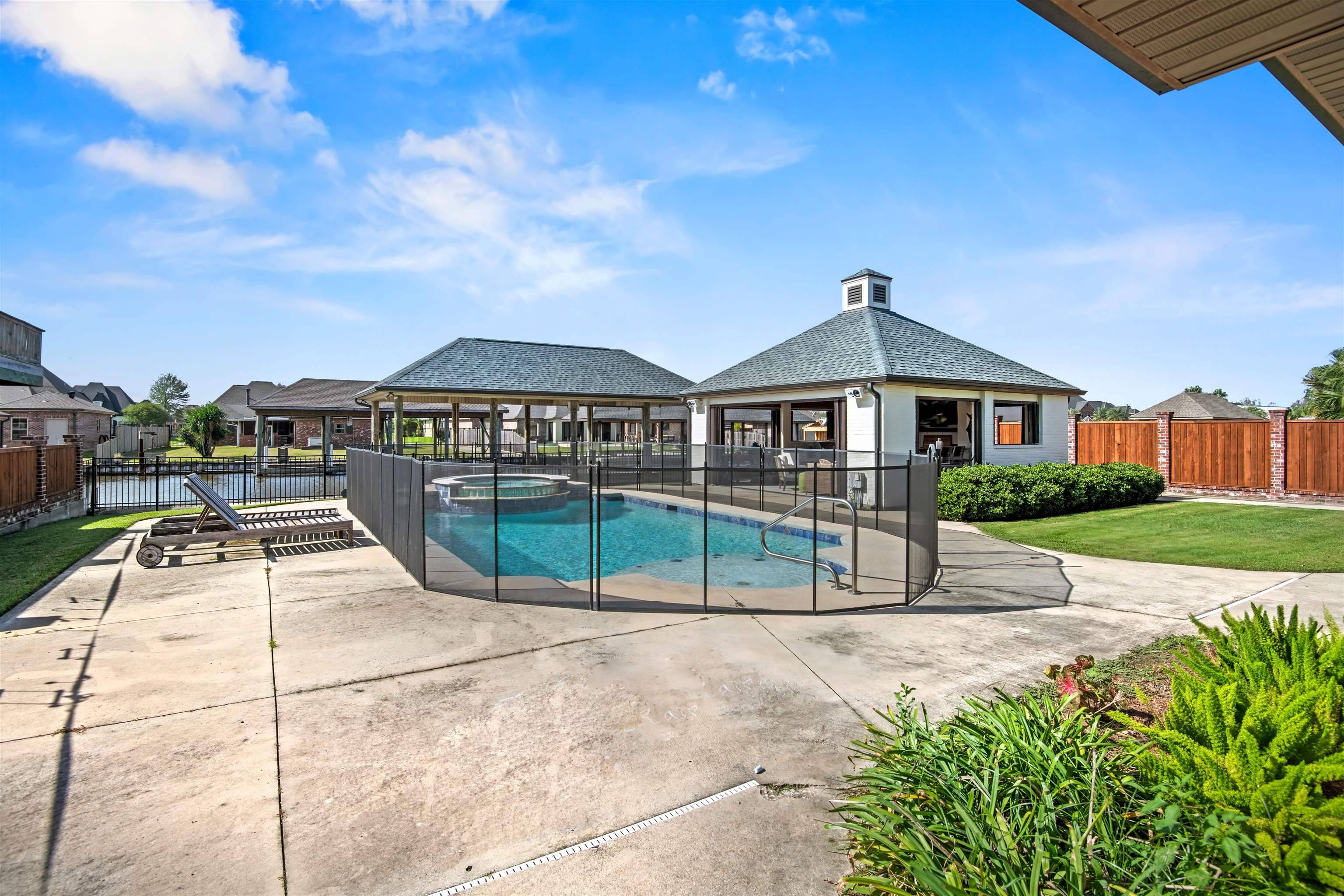 Houma, LA 70360,338 Tulip Dr