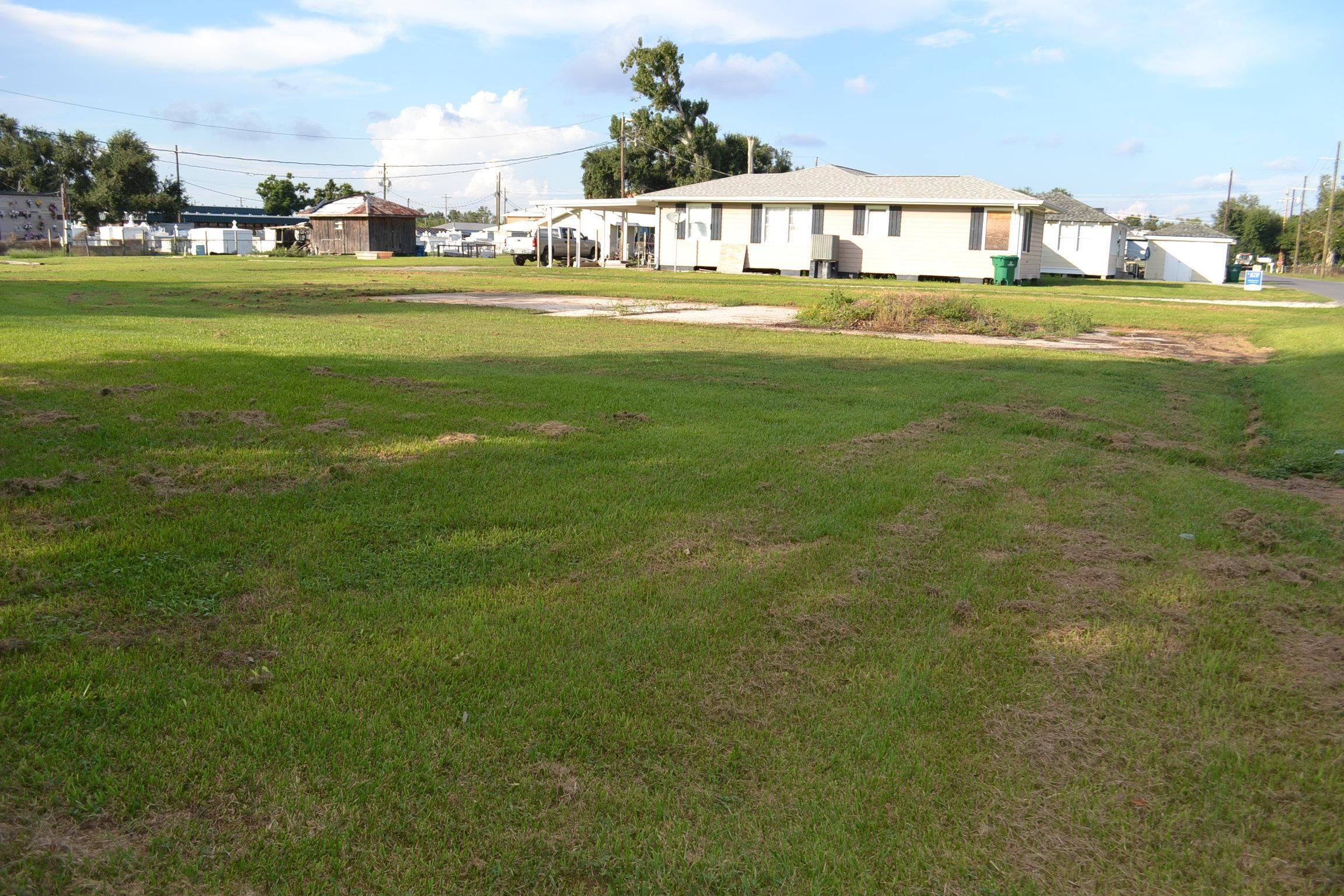 Golden Meadow, LA 70357,142 Oakridge Dr