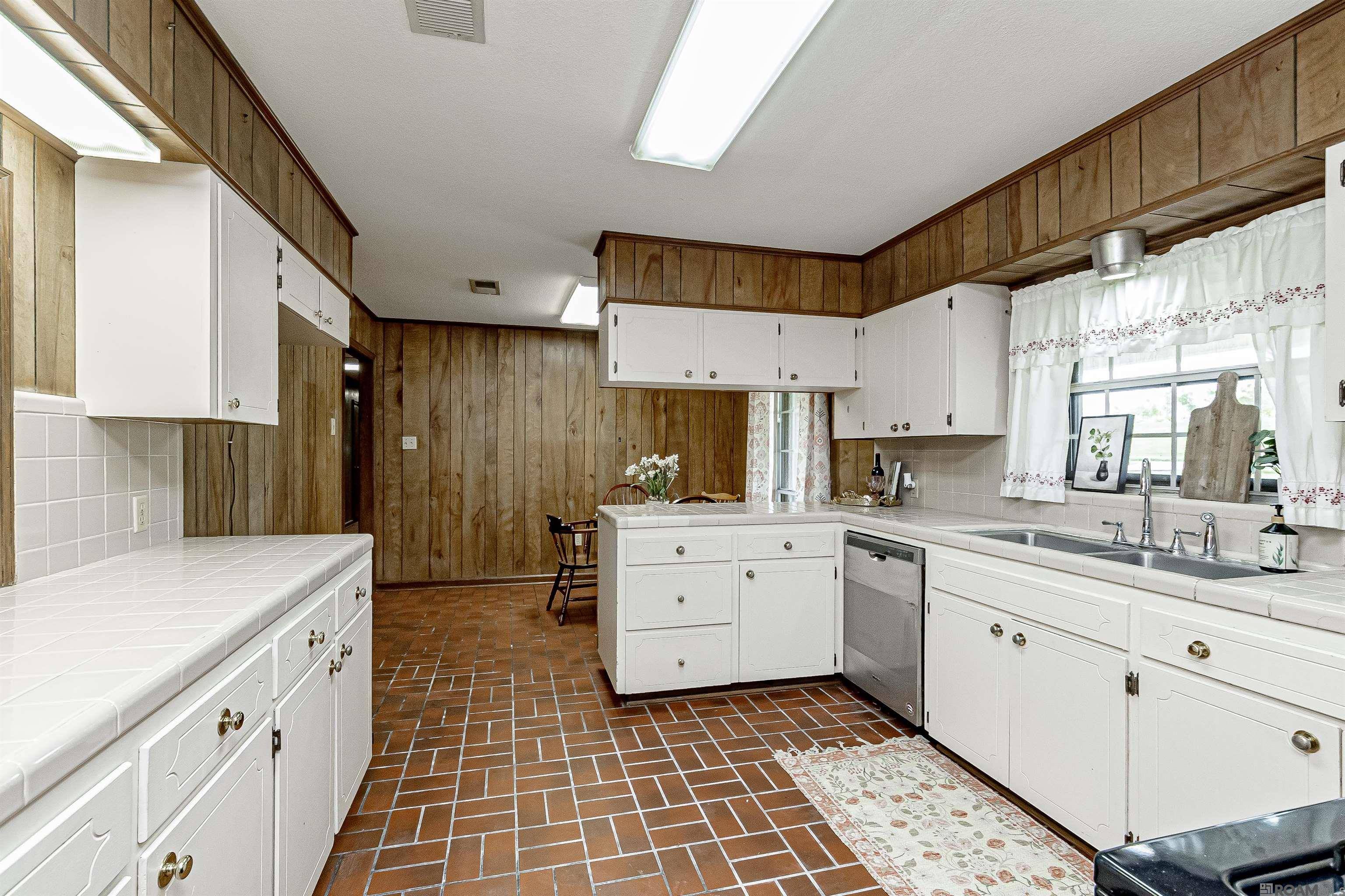 Port Allen, LA 70767,5511 N River Rd