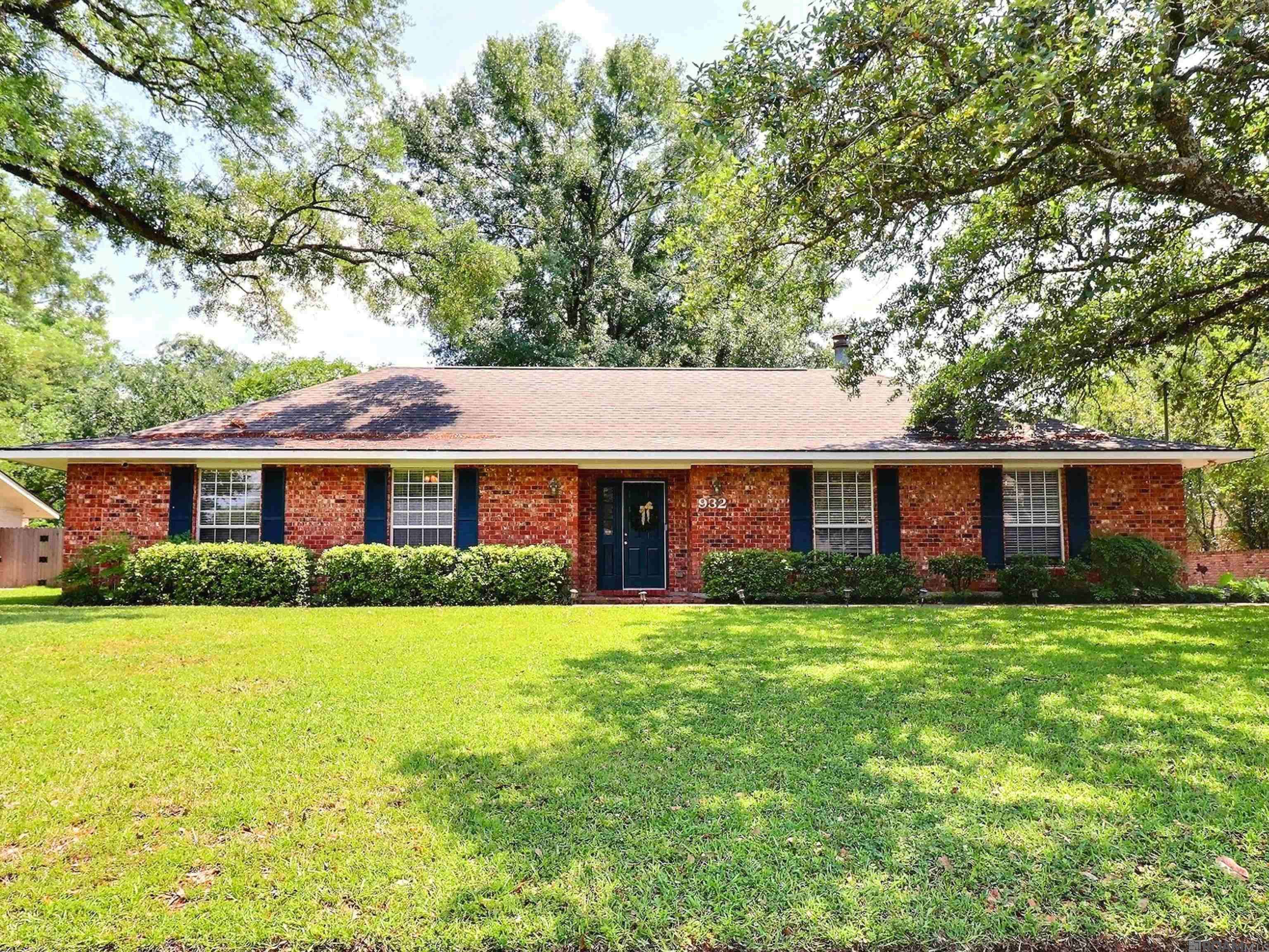Saint George, LA 70810,932 E Lakeview Dr