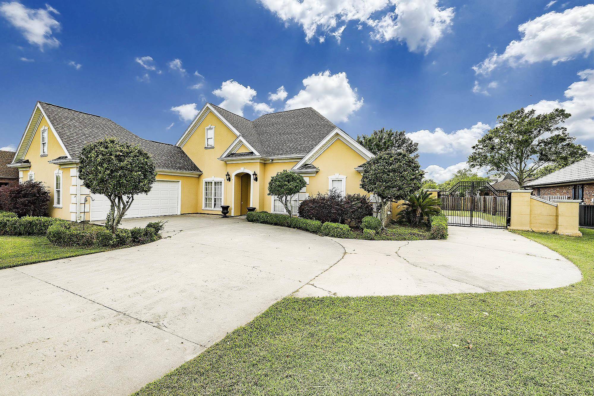 Houma, LA 70360,134 Lake Mechant Court