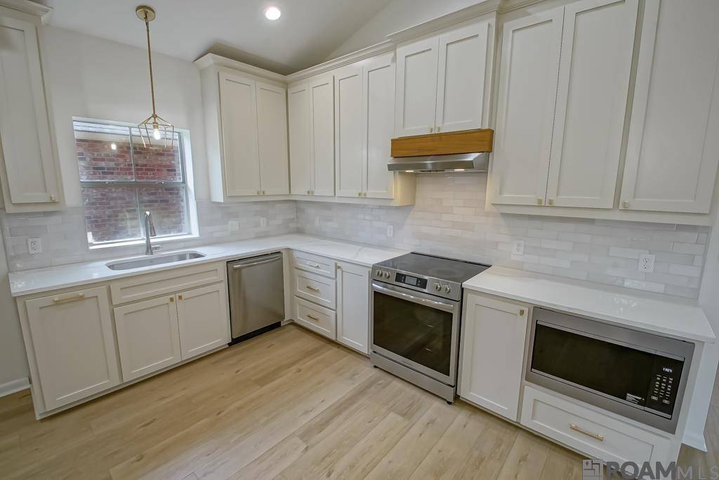 Baton Rouge, LA 70817,18421 Lake Iris Ave