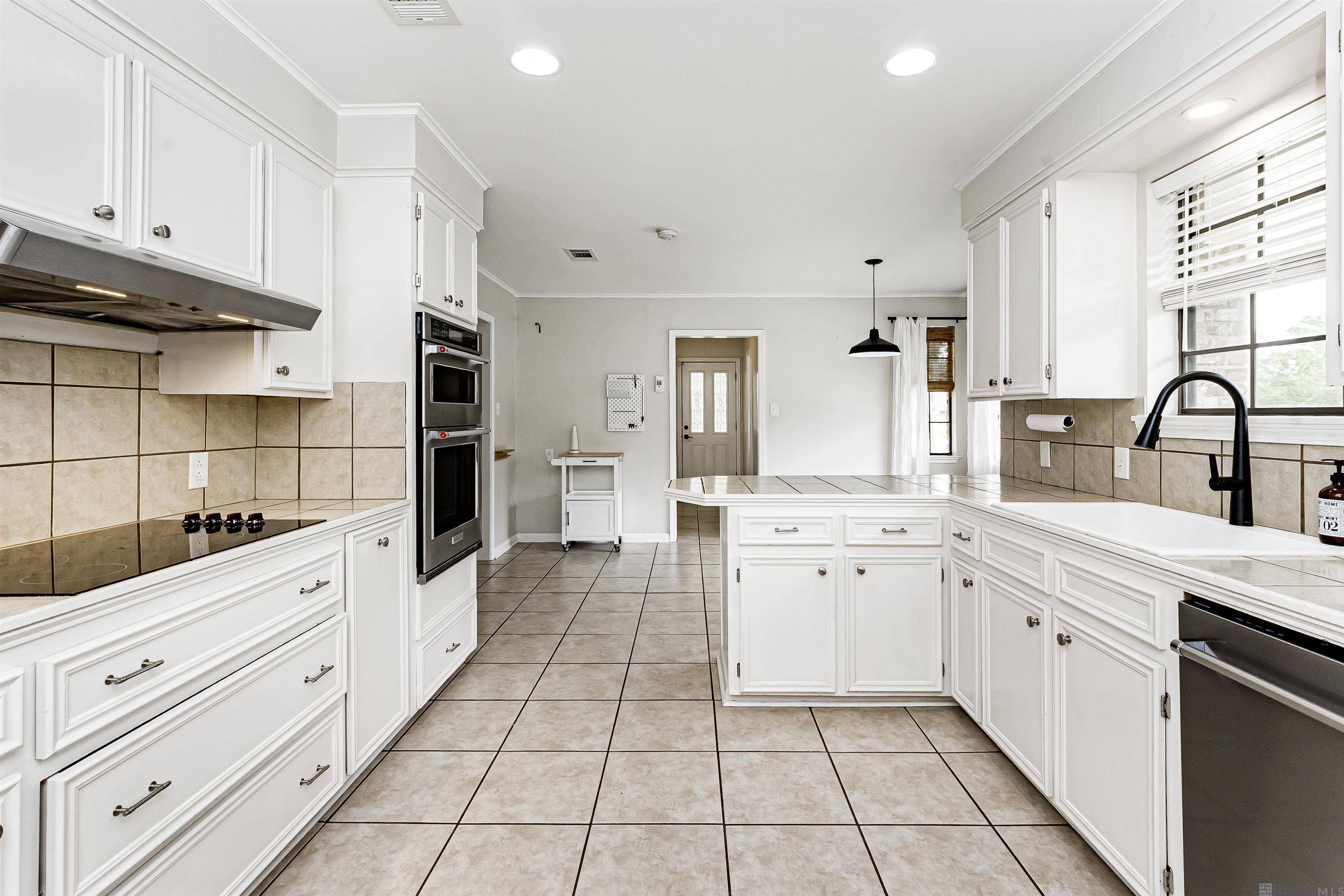 Baton Rouge, LA 70810,1445 Oakdale Dr