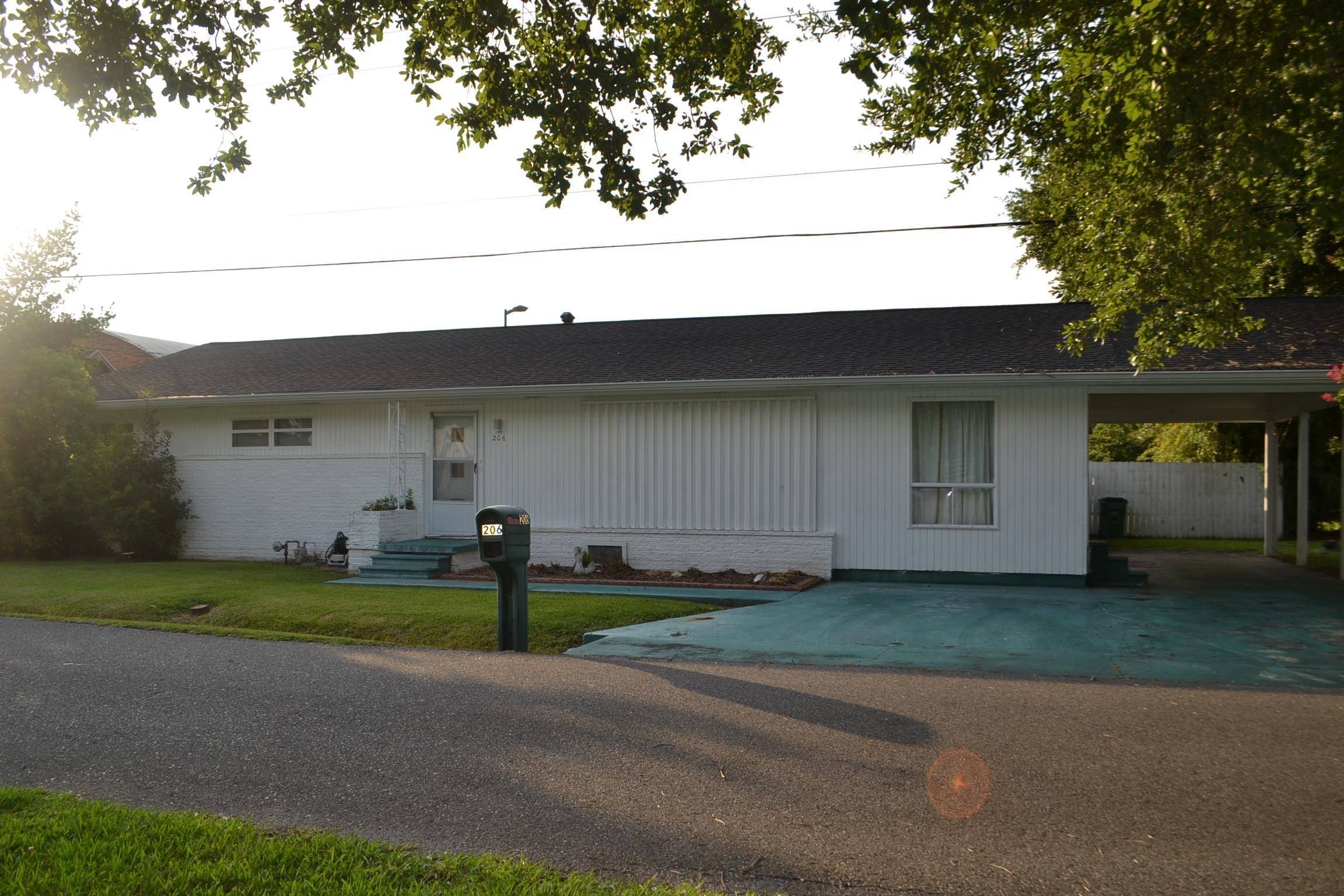 Galliano, LA 70354,206 West 158th Place