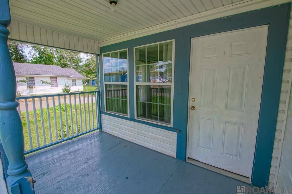 Albany, LA 70711,29588 Livingston Avenue