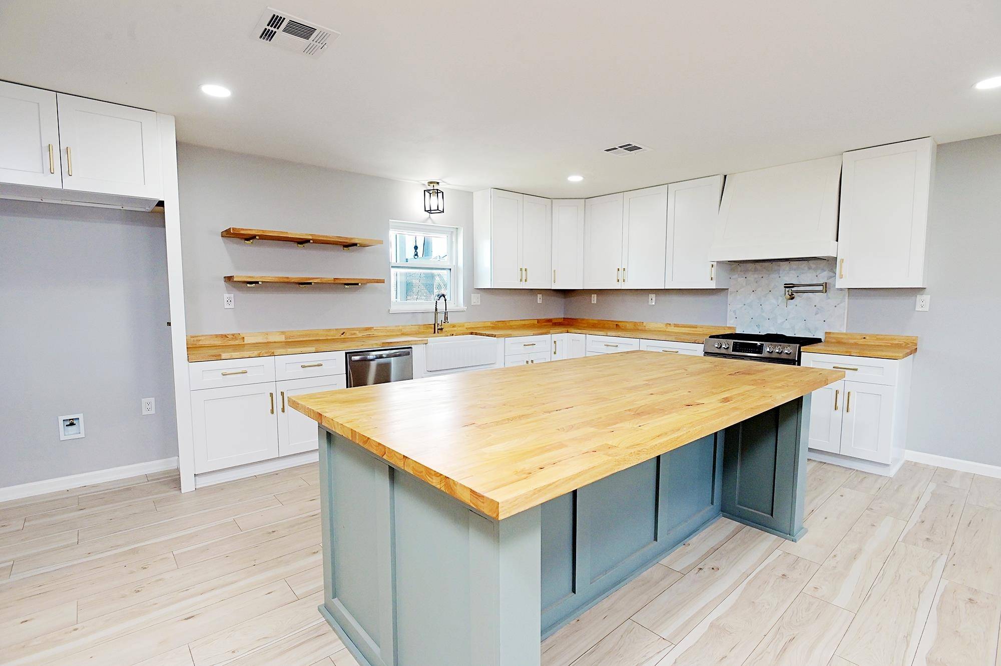 Chauvin, LA 70344,103 Mimosa St
