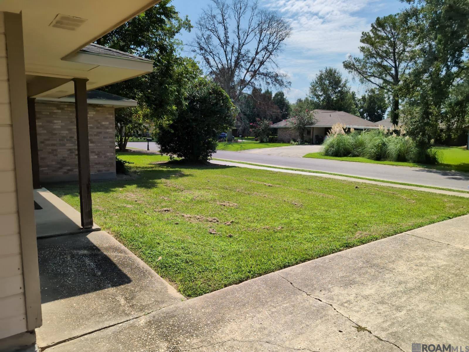 Gonzales, LA 70737,1222 E Grace St