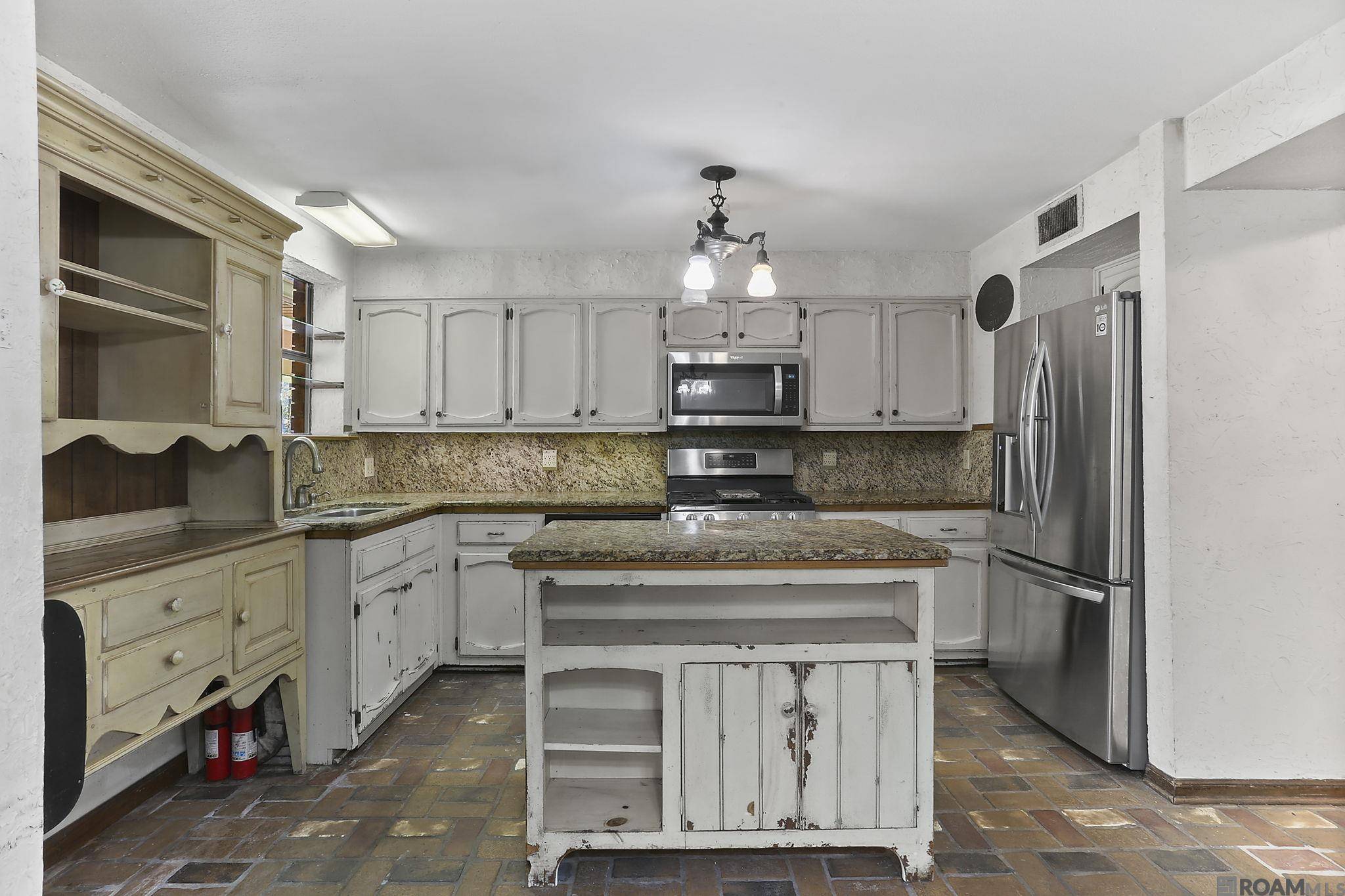 Baton Rouge, LA 70815,1139 E Riveroaks Dr