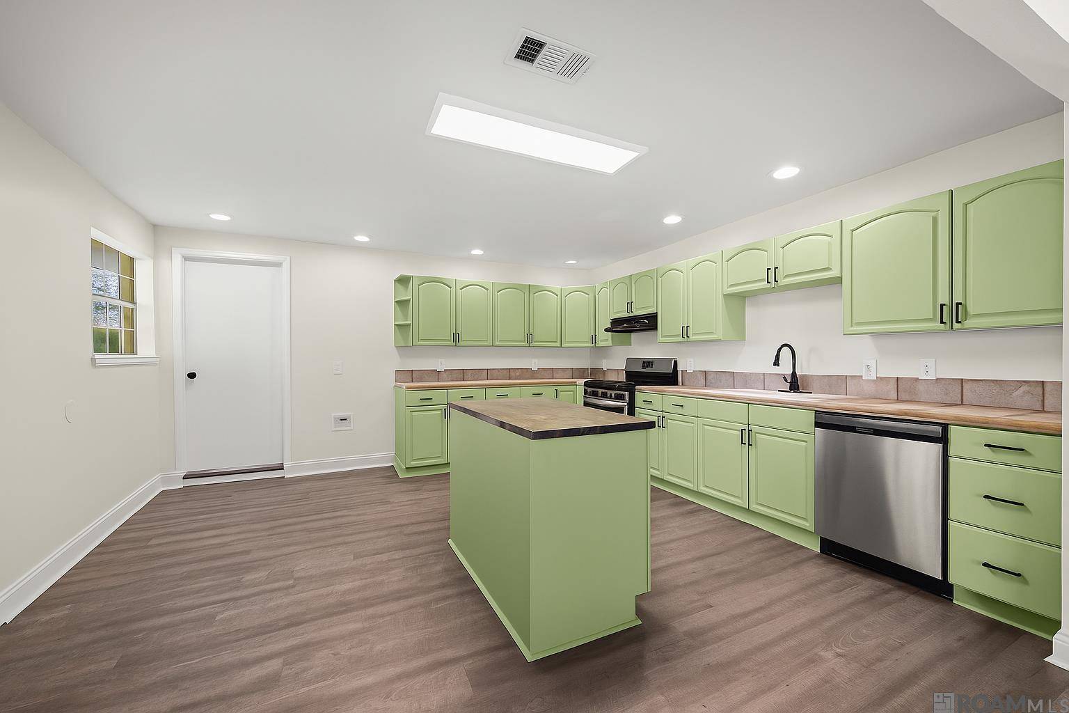 Baton Rouge, LA 70810,8935 Rickwood Dr