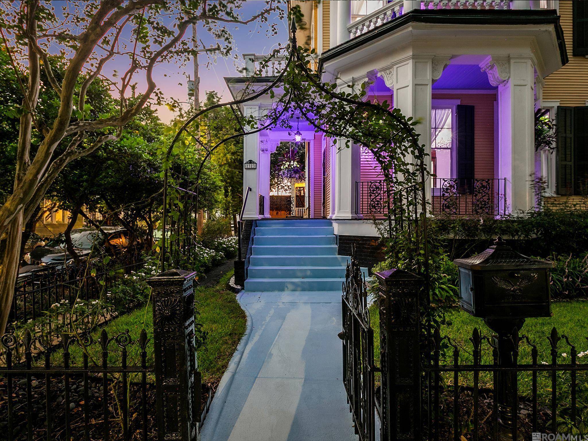 New Orleans, LA 70130,2323 Saint Charles Ave