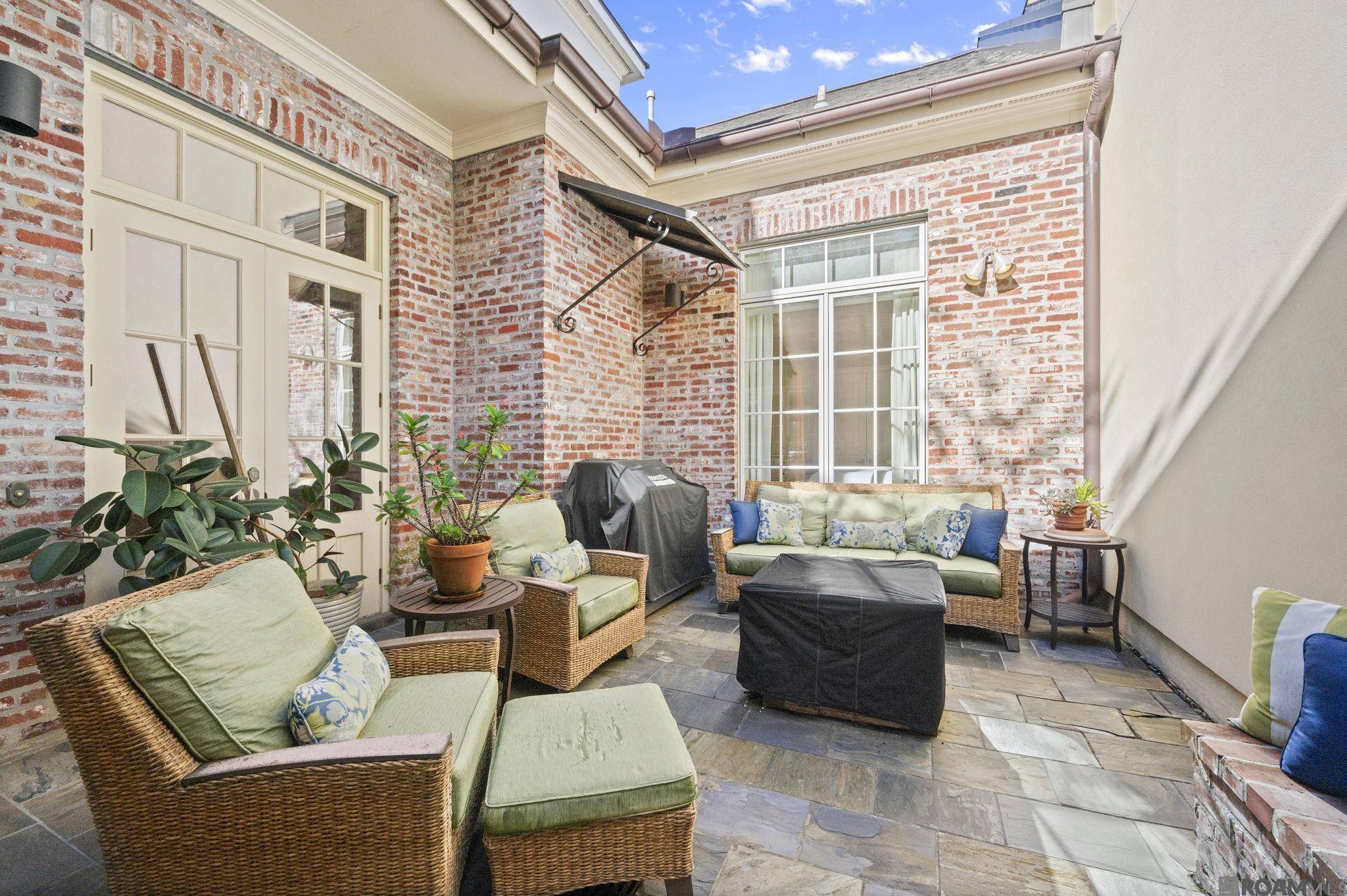 Baton Rouge, LA 70808,2207 Perkins Ln