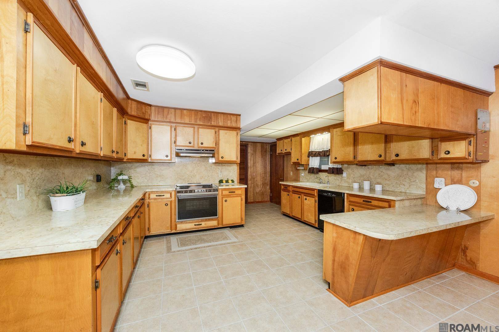 Port Allen, LA 70767,823 Oaks Dr