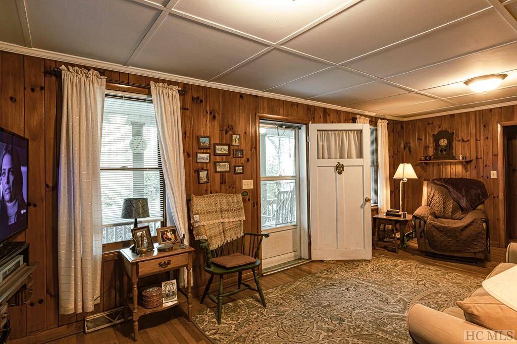 Highlands, NC 28741,922 Flat Mountain RD