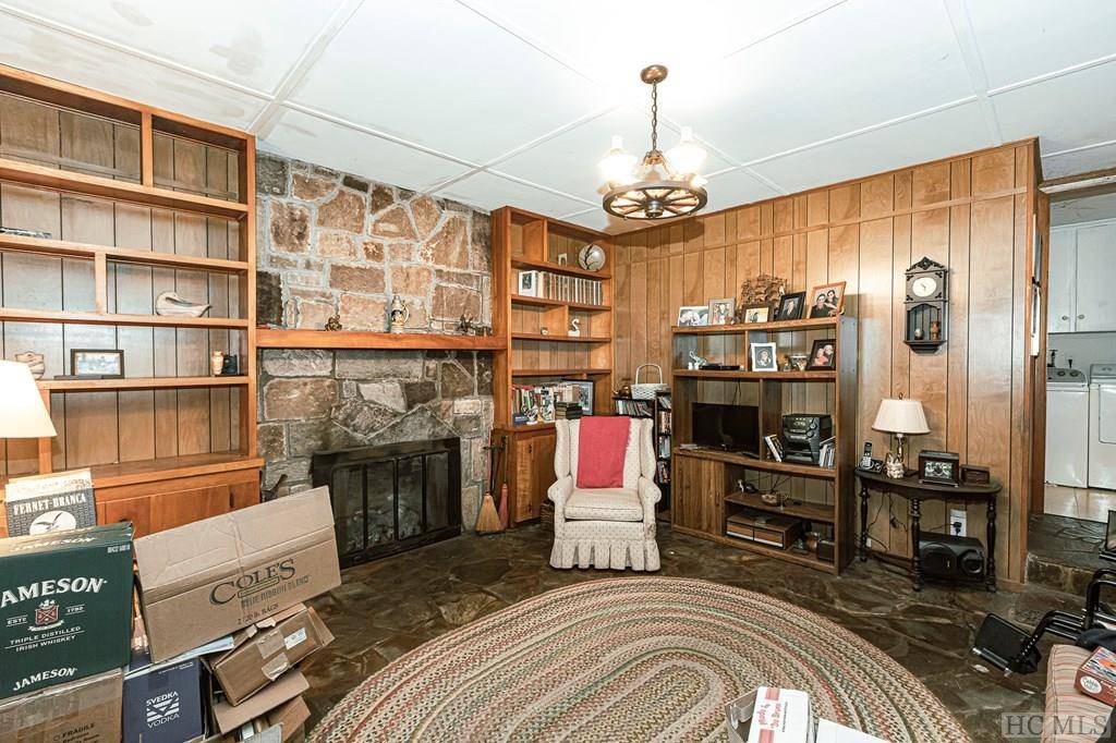 Highlands, NC 28741,922 Flat Mountain RD