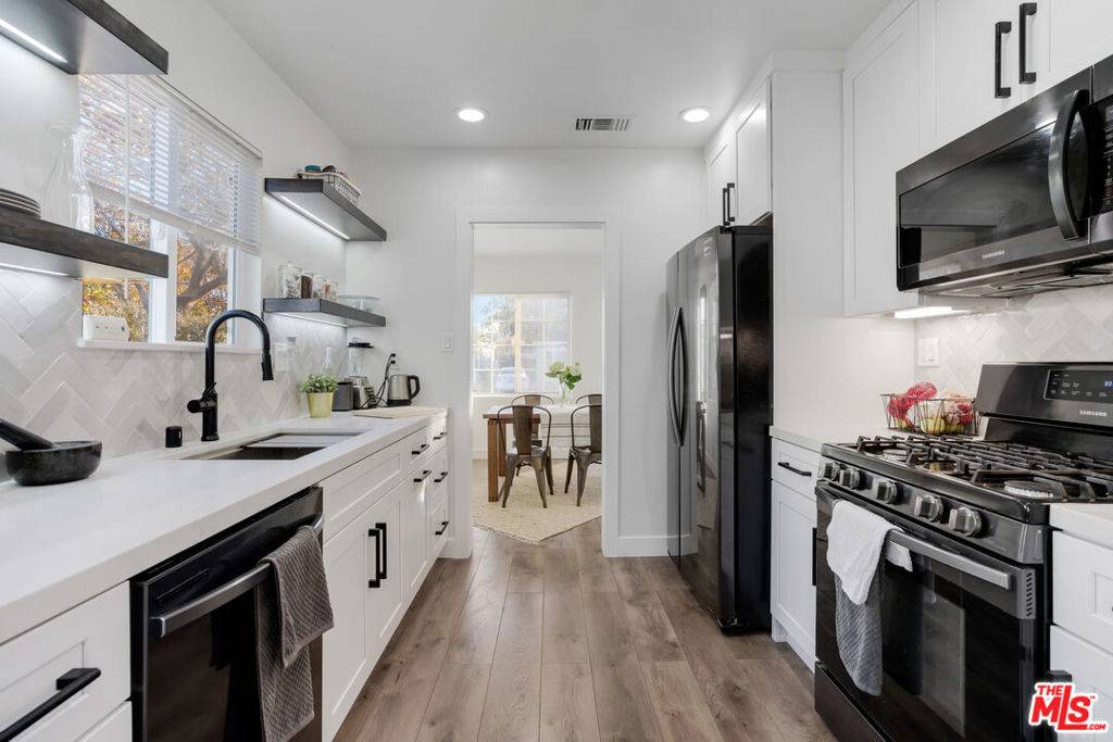 Hawthorne, CA 90250,4853 W 136th ST