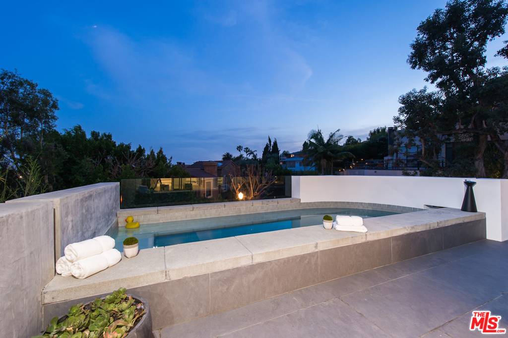 Los Angeles, CA 90069,1352 Miller DR