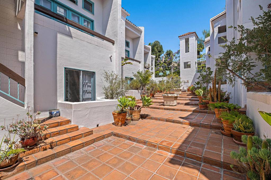 West Hollywood, CA 90069,8562 W West Knoll DR #10