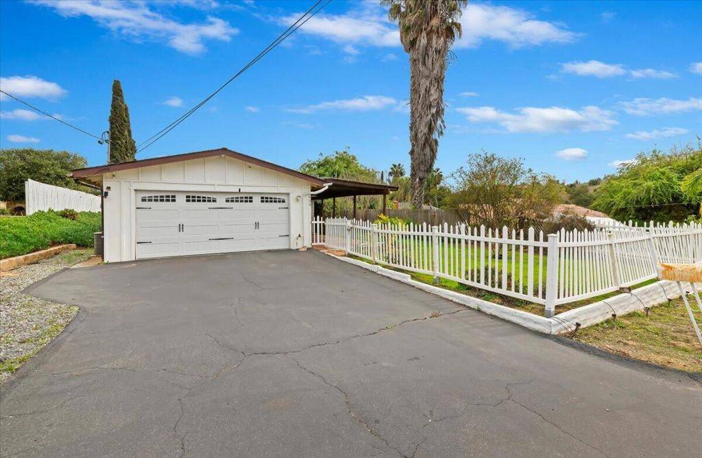 Fallbrook, CA 92028,2466 Hummingbird Hill LN