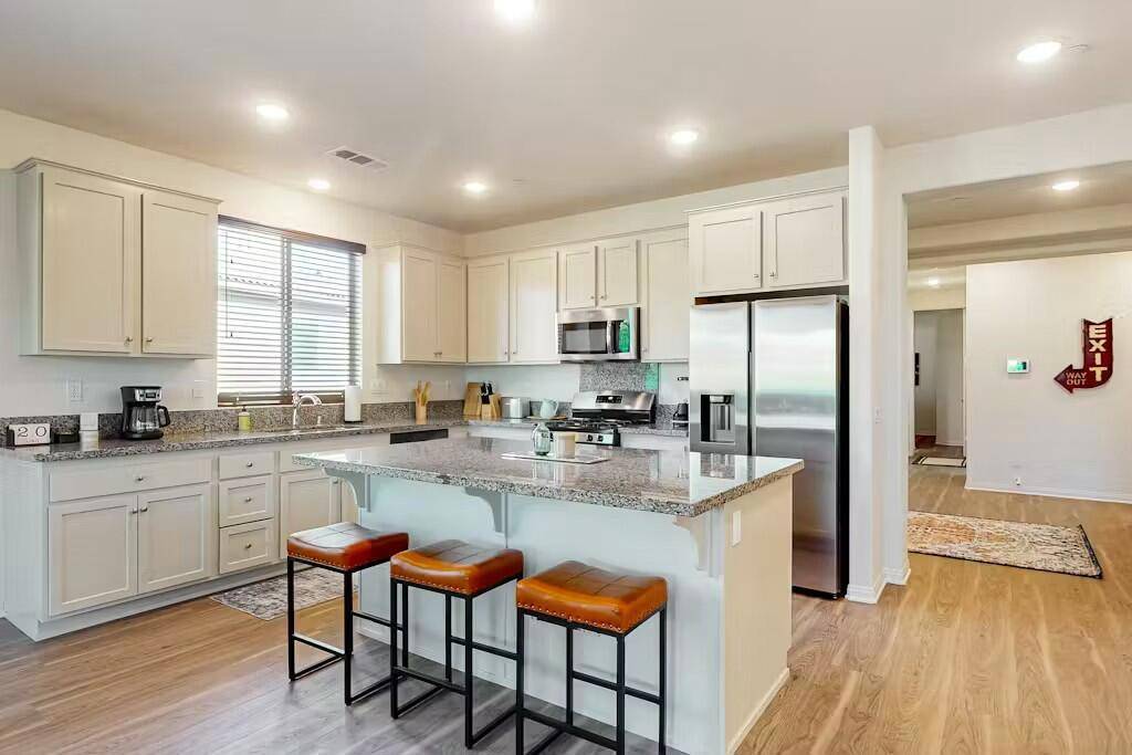 Indio, CA 92201,82747 Chaplin CT