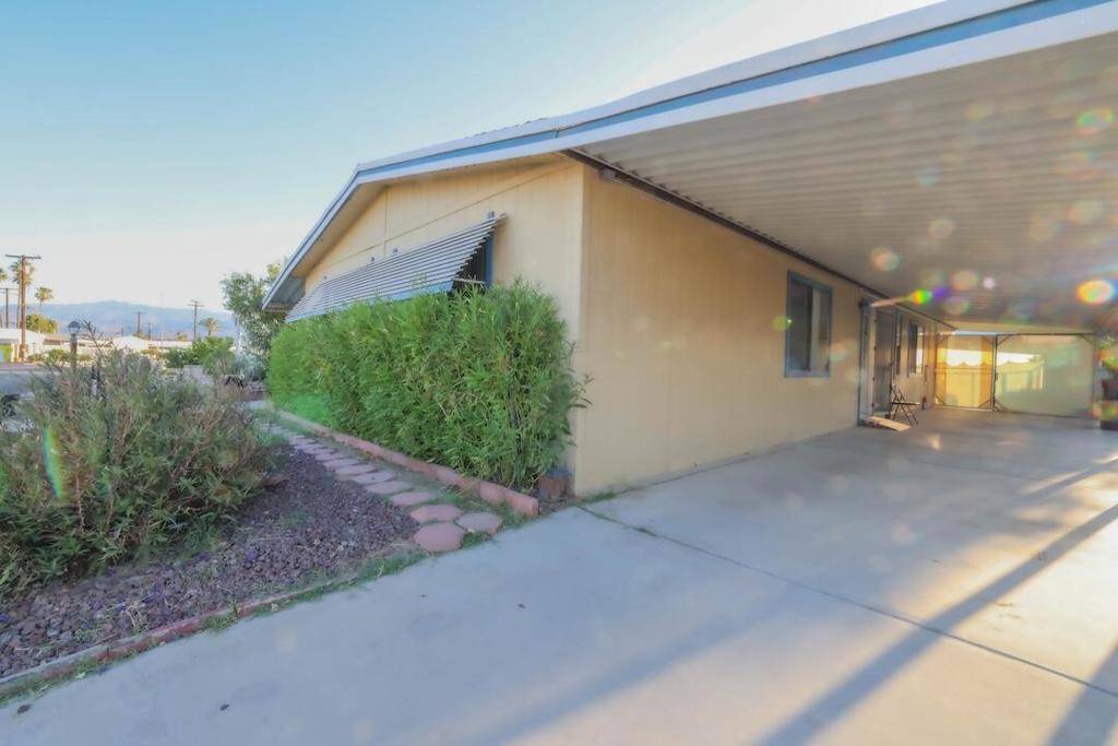 Thousand Palms, CA 92276,33321 Laura DR