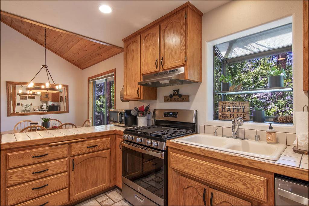 Idyllwild, CA 92549,24561 Lakeview DR