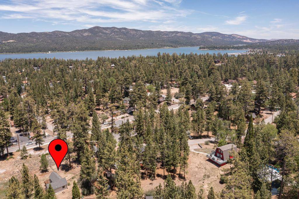 Big Bear, CA 92315,39978 Hillcrest DR